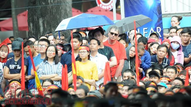 Nghẹt thở, vỡ òa cảm xúc khi U23 Việt Nam gỡ hòa ảnh 9